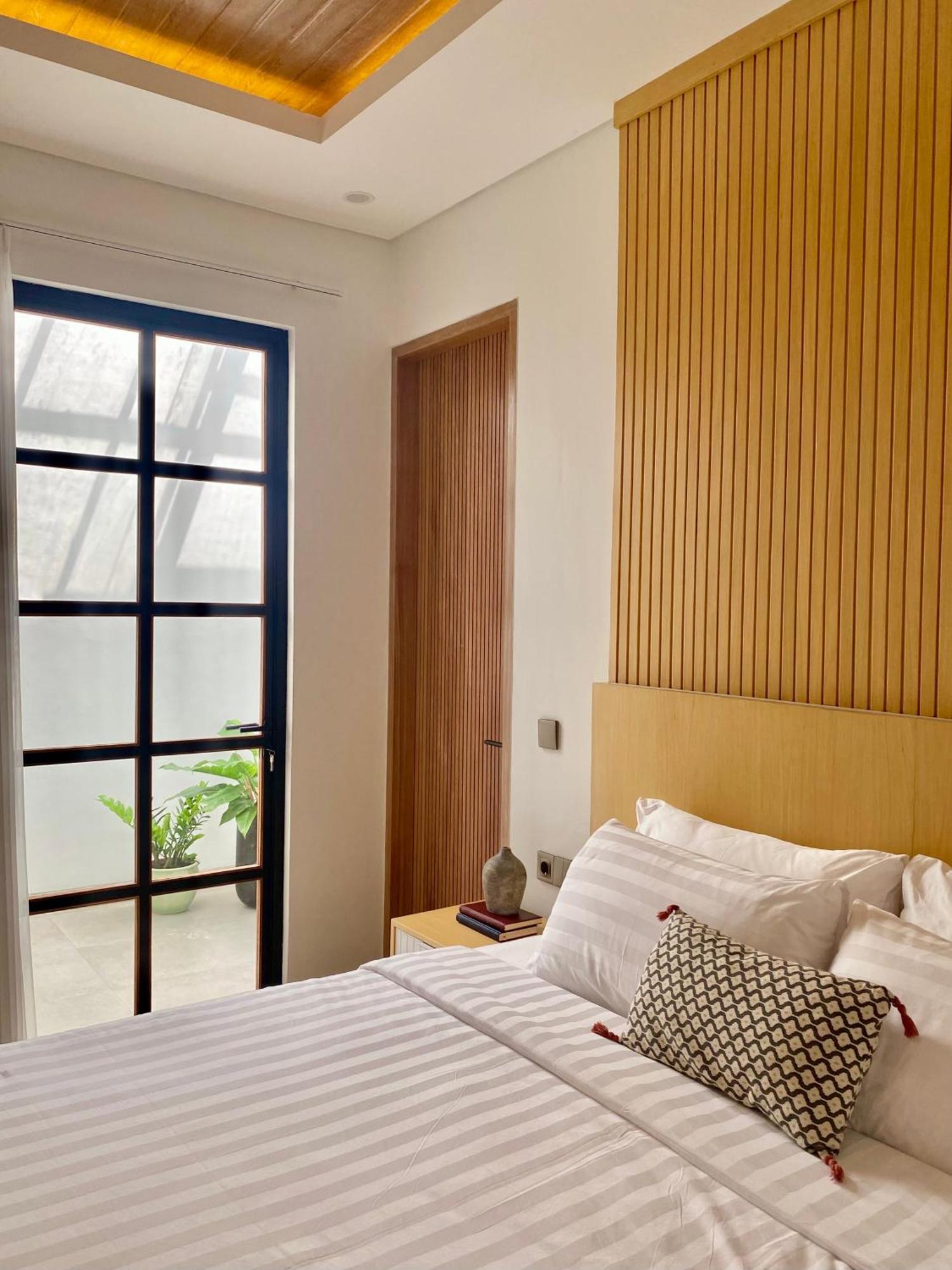 Villa Casa Di Elle, Your Finest Berawa Hideaway, Brand New Rooftop Villa, Near Finns Club