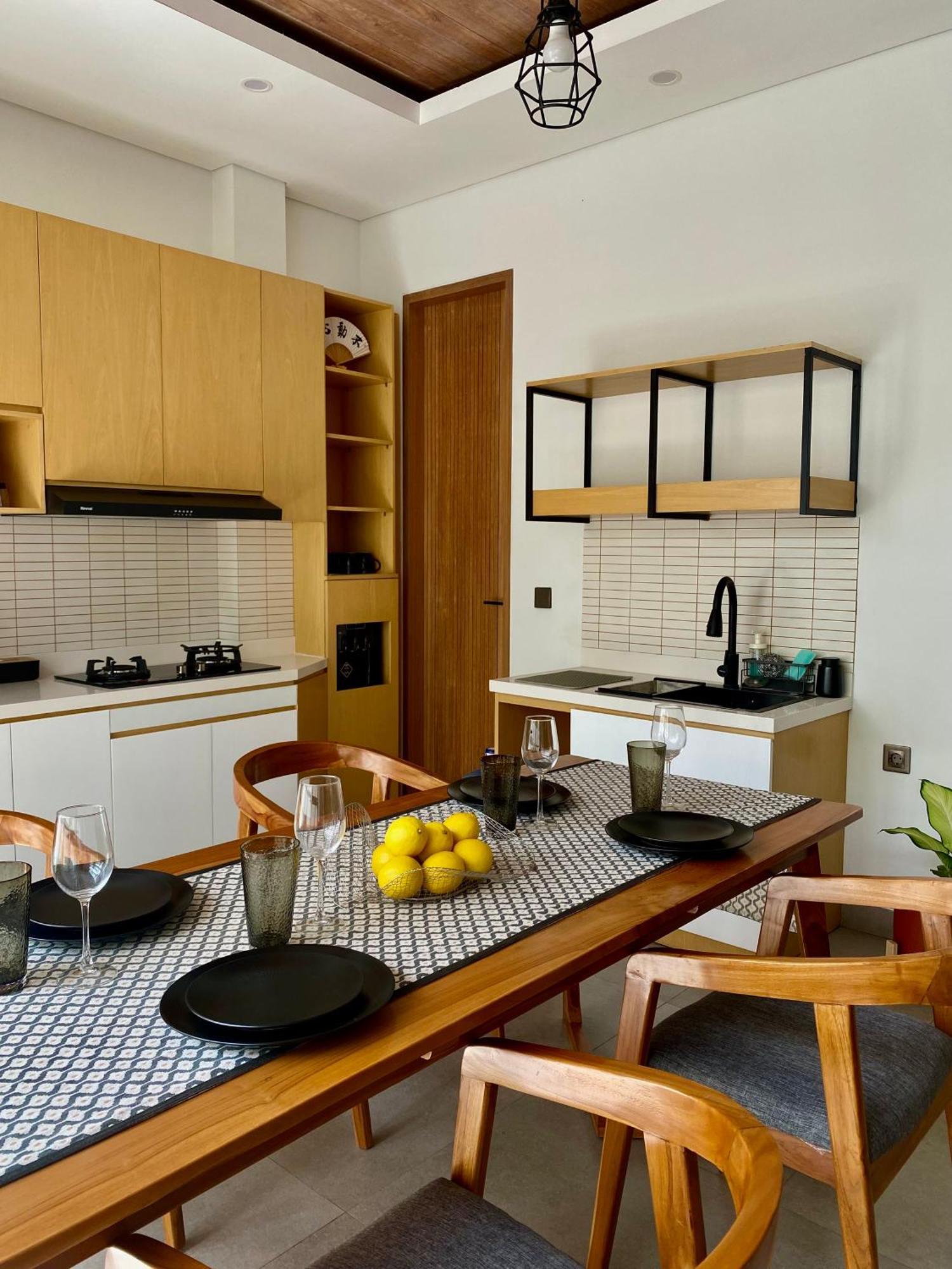 Villa Casa Di Elle, Your Finest Berawa Hideaway, Brand New Rooftop Villa, Near Finns Club